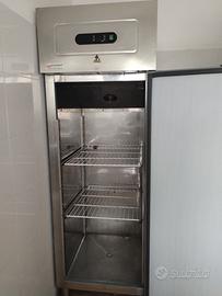 ARMADIO REFRIGERATO PROFESSIONALE 700 0/+10° 71X80