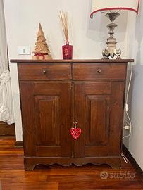 Credenza in legno con due ante e due cassetti