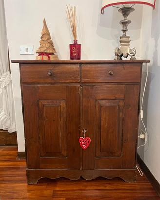 Credenza in legno con due ante e due cassetti