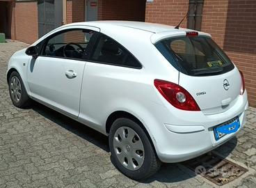 Opel Corsa 1200 con portabici