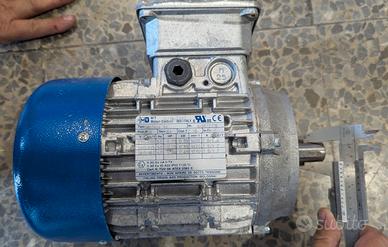 Motore trifase 1500 g/m 0.75hp 