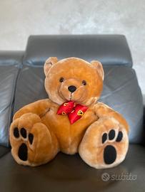 Orsetto peluche morbidissimo con fiocco rosso