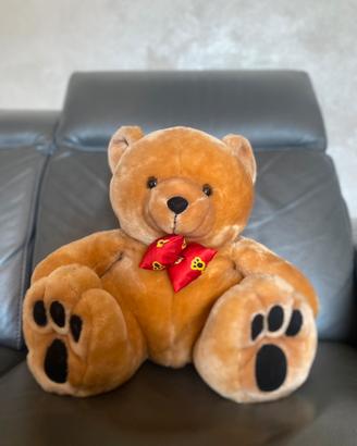 Orsetto peluche morbidissimo con fiocco rosso
