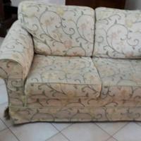 Coppia di divani in stile classico