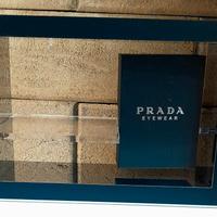 mobiletto espositore prada moda occhiali oggetti 