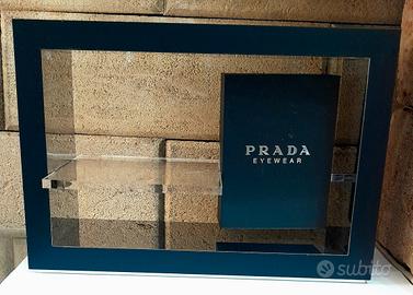 mobiletto espositore prada moda occhiali oggetti 