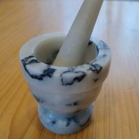 Mortaio e pestello in marmo bianco/grigio