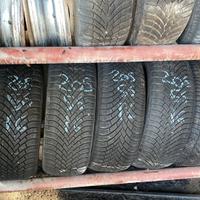 Vari treni di pneumatici usati