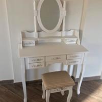 Toeletta con specchio e sgabello