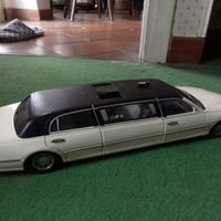 Modellino Lincoln Town Limousine Sun Star 1/18