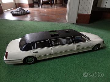 Modellino Lincoln Town Limousine Sun Star 1/18