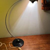 Lampada di design con finiture in metallo