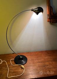 Lampada di design con finiture in metallo