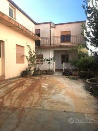 Uras - Indipendente bilivelli cortile posto auto