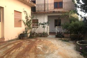 Uras - Indipendente bilivelli cortile posto auto