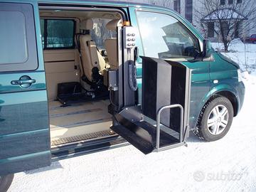 Sistema di sollevamento carrozzine per autovetture