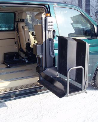 Sistema di sollevamento carrozzine per autovetture