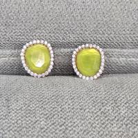 Orecchini dorati con strass e pietra verde