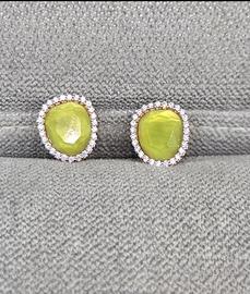 Orecchini dorati con strass e pietra verde