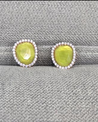 Orecchini dorati con strass e pietra verde