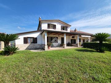 VILLA A SCHIERA A SANT'AGATA DE' GOTI
