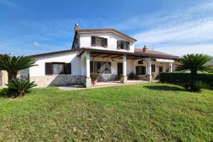 VILLA A SCHIERA A SANT'AGATA DE' GOTI