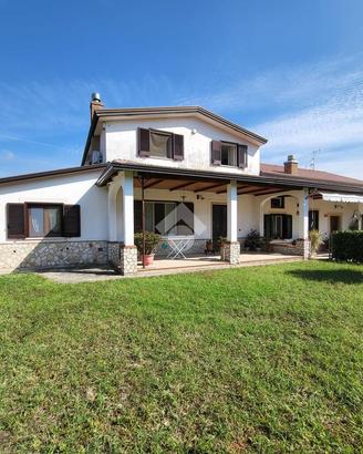 VILLA A SCHIERA A SANT'AGATA DE' GOTI