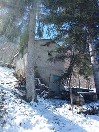 Casetta rustica in montagna ai piedi degli Alburni