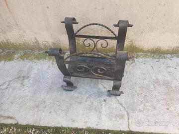 Porta legna camino in ferro battuto vintage
