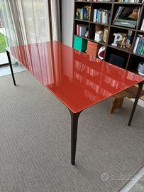 Tavolo allungabile in acciaio e cristallo.