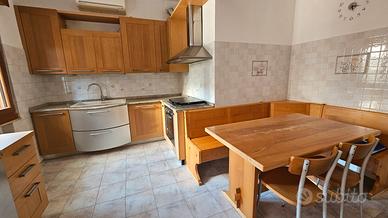 Cucina con mobili ed elettrodomestici 