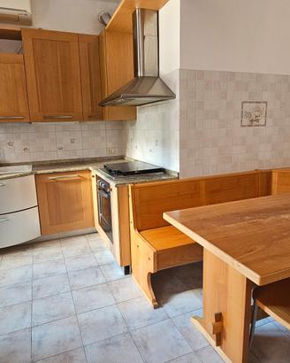 Cucina con mobili ed elettrodomestici 
