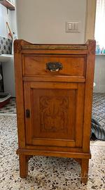 Comodino d’epoca in legno massello
