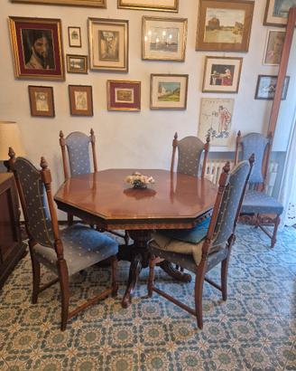 tavolo con sedie e tavolino con lampada