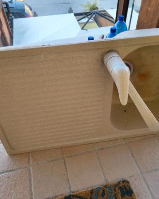 Lavandino colore avena e rubinetto
