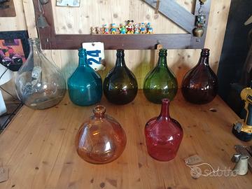 Vecchie piccole damigiane colorate per il vino 5L