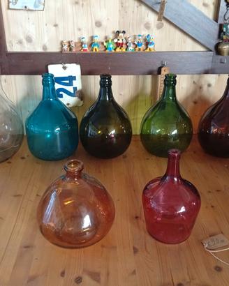 Vecchie piccole damigiane colorate per il vino 5L