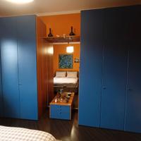 armadio e comò ciliegio e laccatura blu