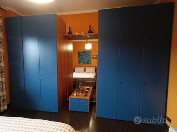 armadio e comò ciliegio e laccatura blu