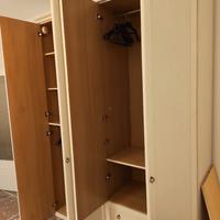 Armadio vintage in legno massello