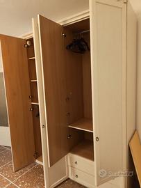 Armadio vintage in legno massello