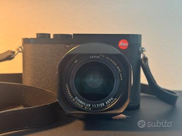 LEICA Q2 perfetta con accessori originali