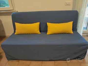 No. 2 divani letto uguali, ognuno 2 posti