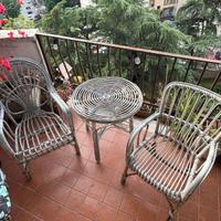 tavolo e sedie da giardino in bambù
