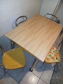 Tavolo rettangolare allungabile  e 4 sedie