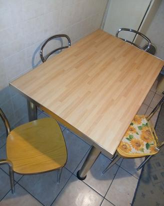 Tavolo rettangolare allungabile  e 4 sedie