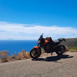 KTM 890 Duke - 2022 con accessori tagliandata
