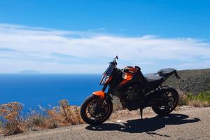 KTM 890 Duke - 2022 con accessori tagliandata