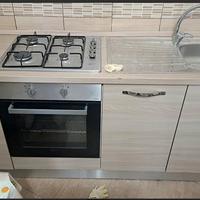 Cucina completa con forno, piano cottura , lavello