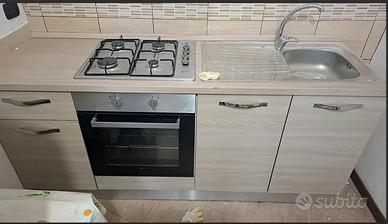 Cucina completa con forno, piano cottura , lavello